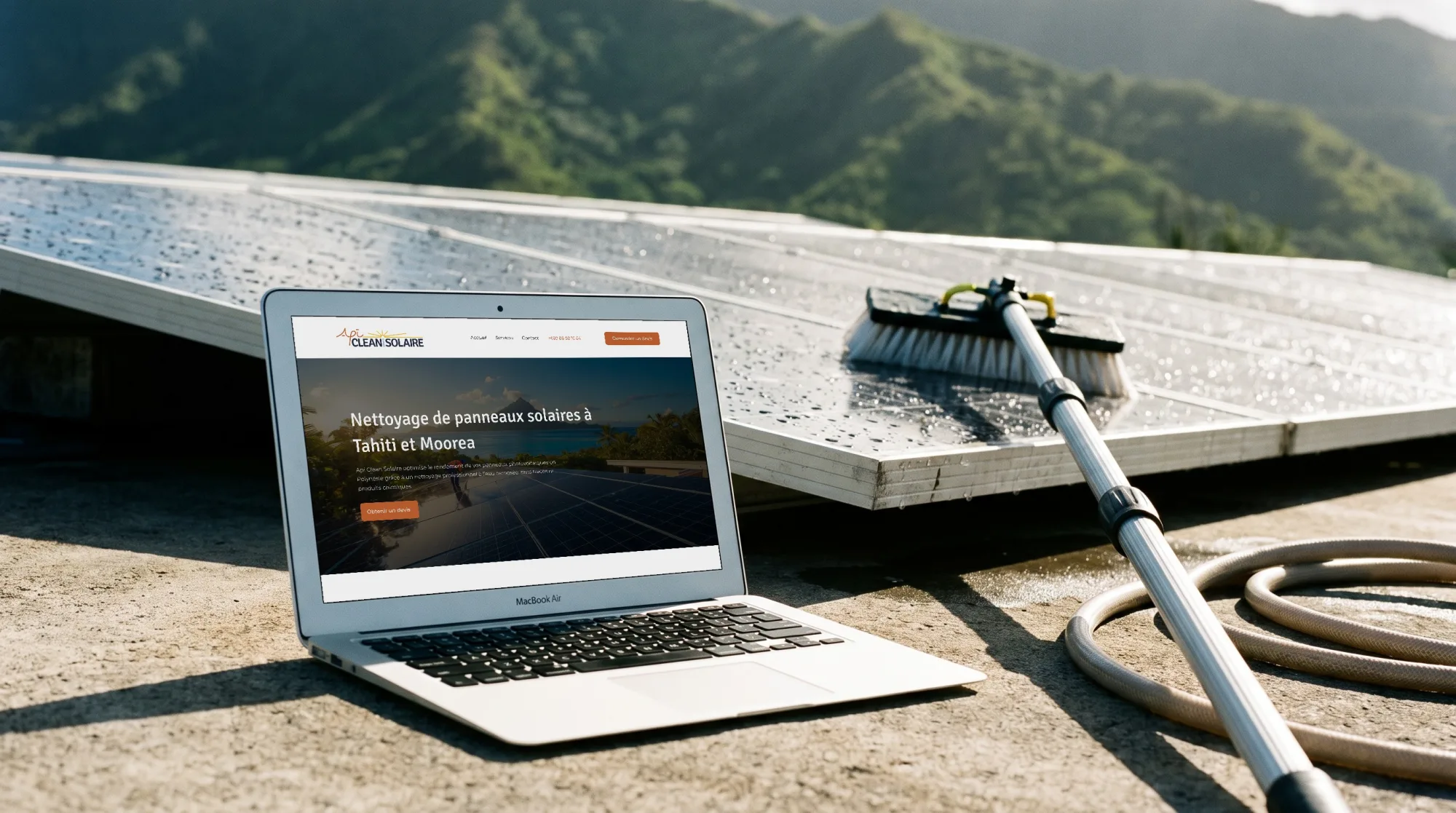 Le site d'Api Clean Solaire ouvert sur un ordinateur portable, posé sur un toit à côté d'une rangée de panneaux solaires fraîchement nettoyés, la brosse encore dessus — mise en situation composée à partir de la capture du site.